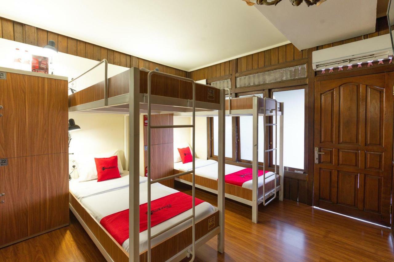 Tempat Tidur Susun di Kamar Asrama Pria
