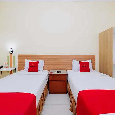 RedDoorz Plus @ Surapati 2-3