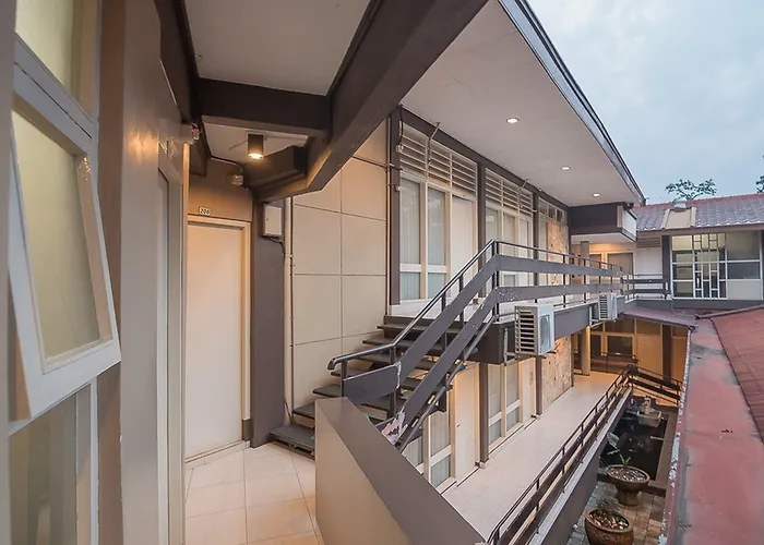 Reddoorz Plus Near Museum Geologi Bandung